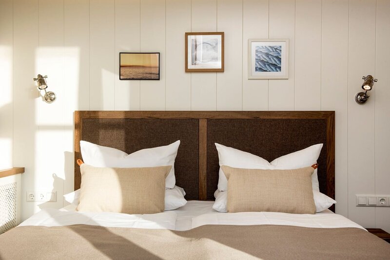 Doppelbett im Zimmer des LOEV Hotel.