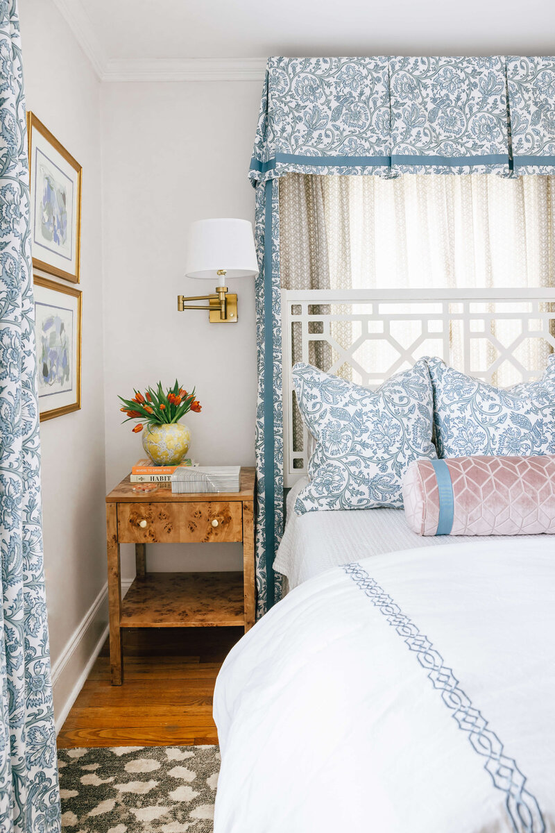 Bedroom design with patterns and natural materials