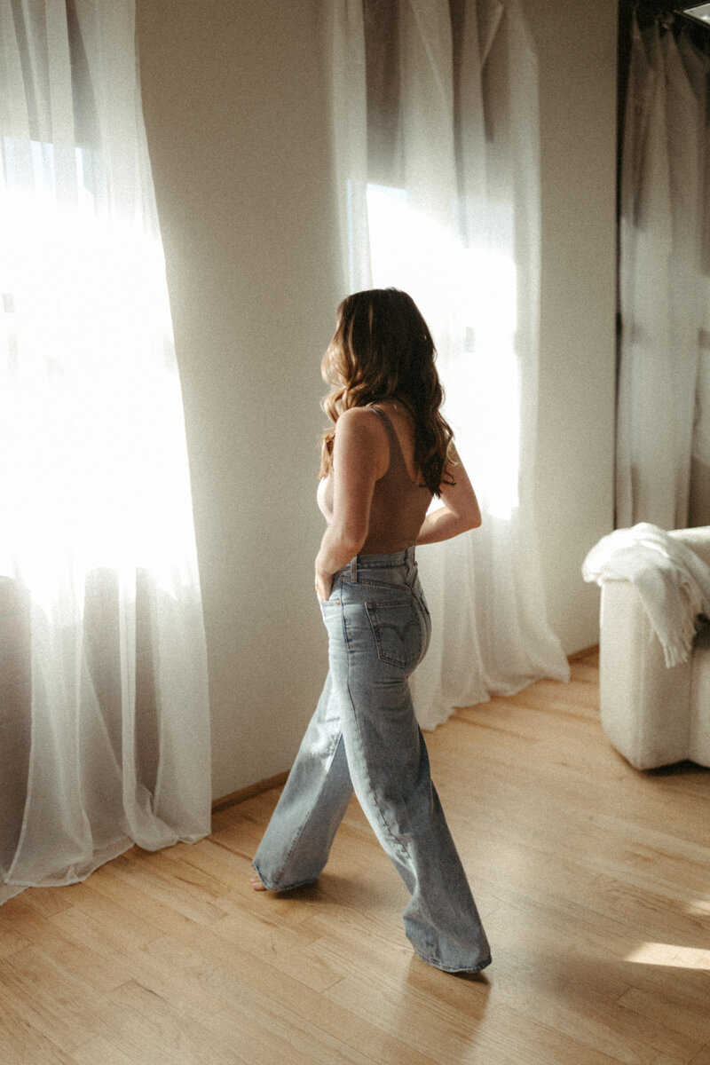 Nicole Londot walking to the window in Scottsdale