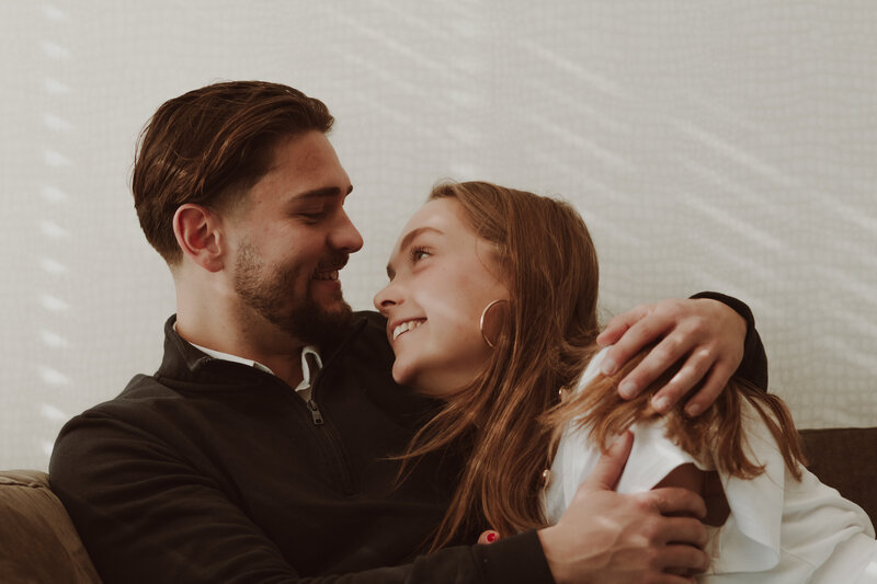 Een stel poseert liefdevol