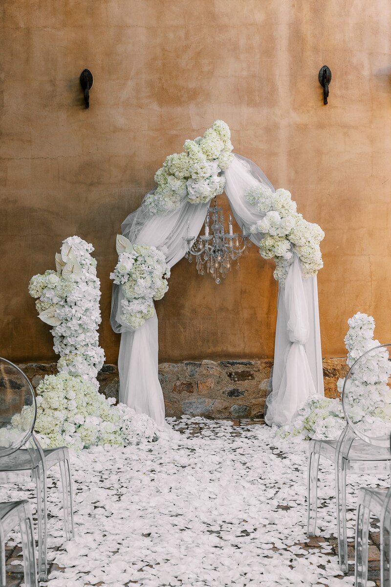 Wedding ceremony and flower arch at Silverleaf Club in Scottsdale AZ by Snapdragon Bloom Bar.