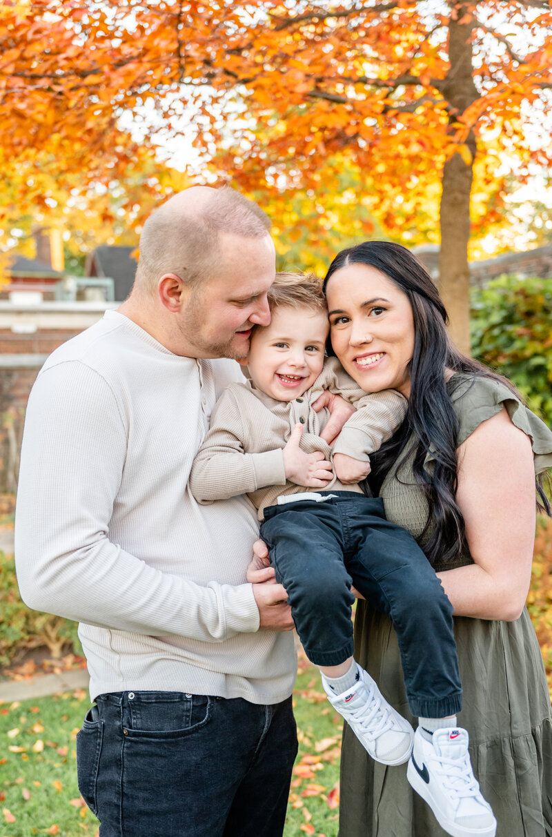 Pittsburgh Family Photographer - Pittsburgh Family posing in Mellon Park