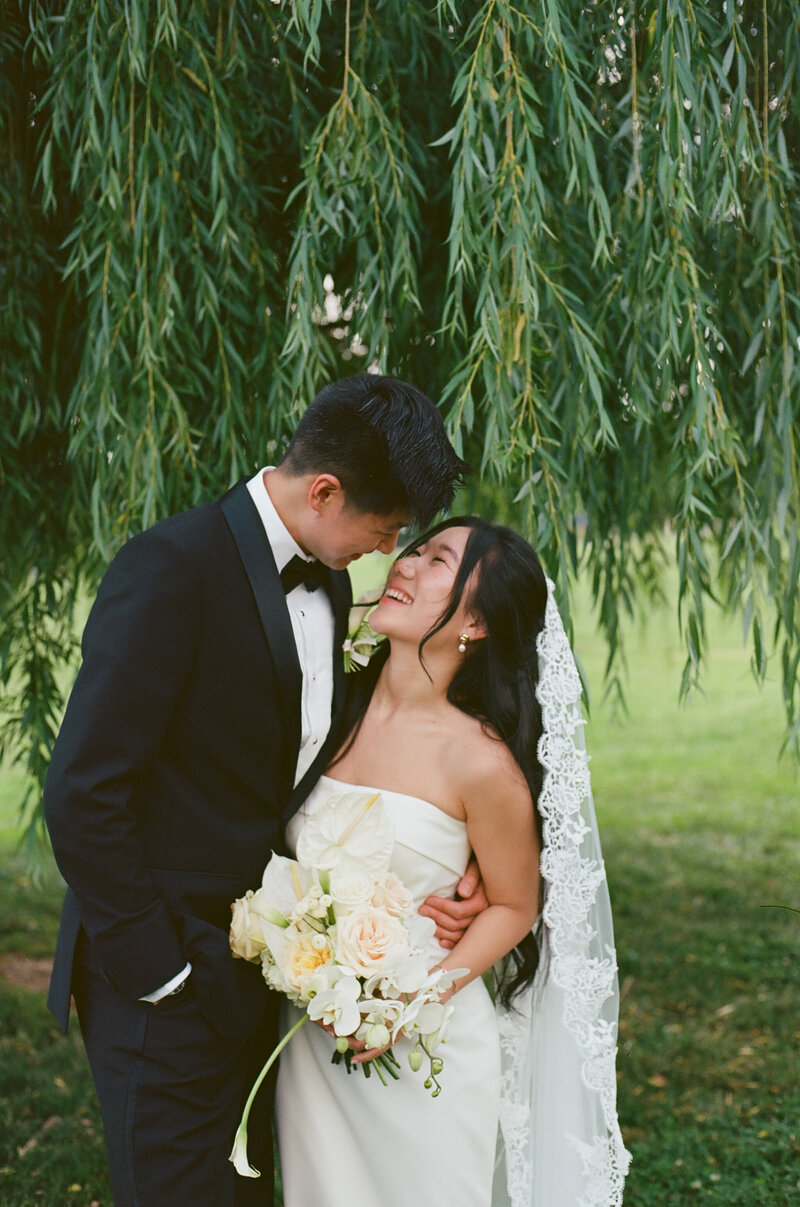 bride kissing flower girl at virginia wedding