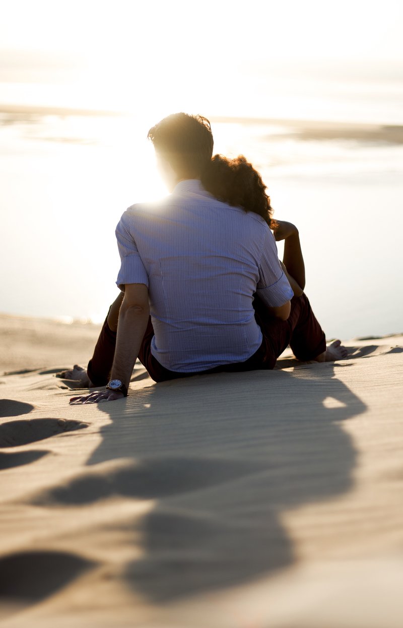 Photo de couple au coucher du soleil à la Dune du Pilat