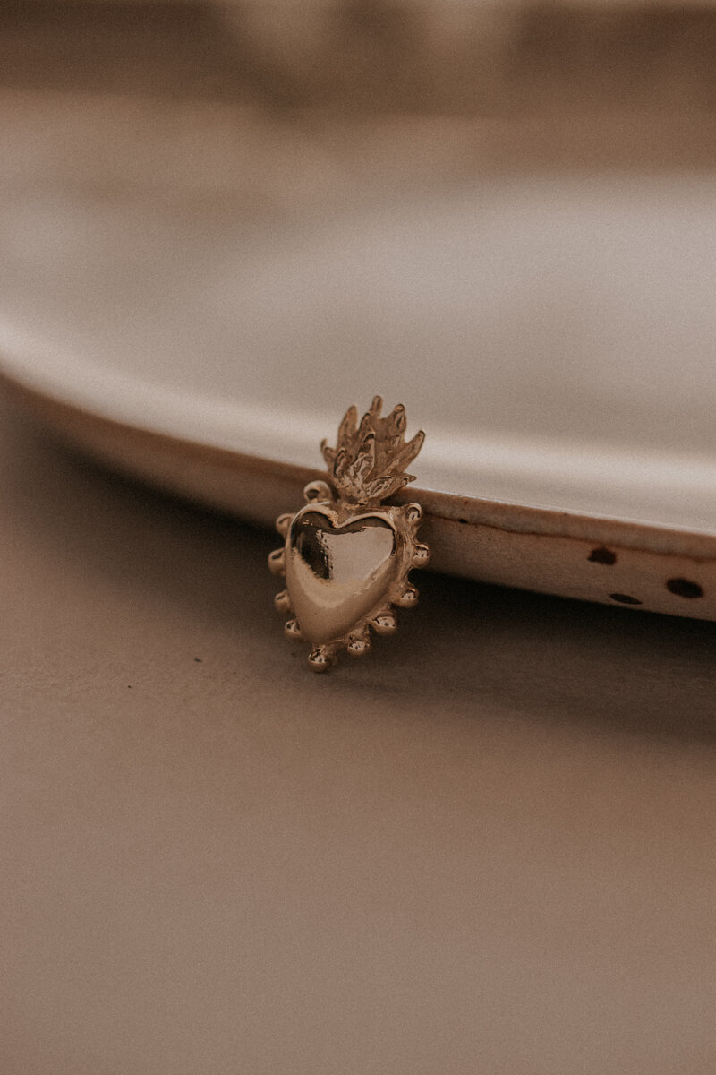 geelgouden hanger met maan en sterren aan kralenketting