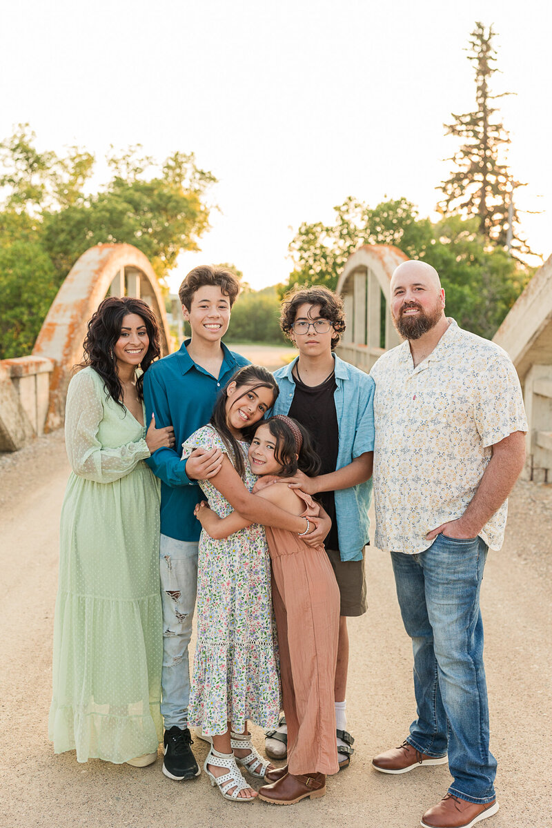 2025 krystal-moore-photograhy-moose-jaw-bridge-family-golden-hour-16