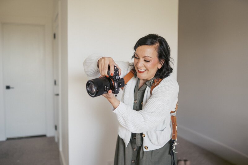 A-black-and-white-headshot-of-a-Nashville-Family-and-Newborn-Photographer-Dolly-DeLong-Photography