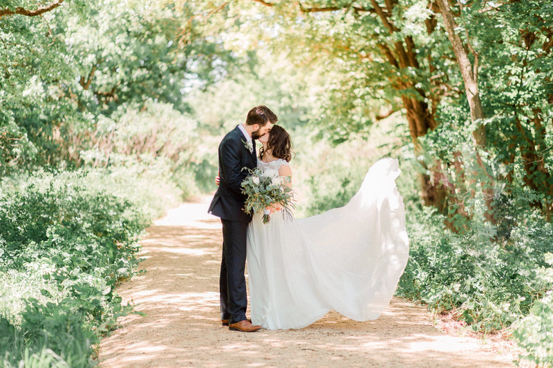 Blue Haven Barn Wedding || Sioux Falls Wedding Photographer || © Emily Mitton Photography-4