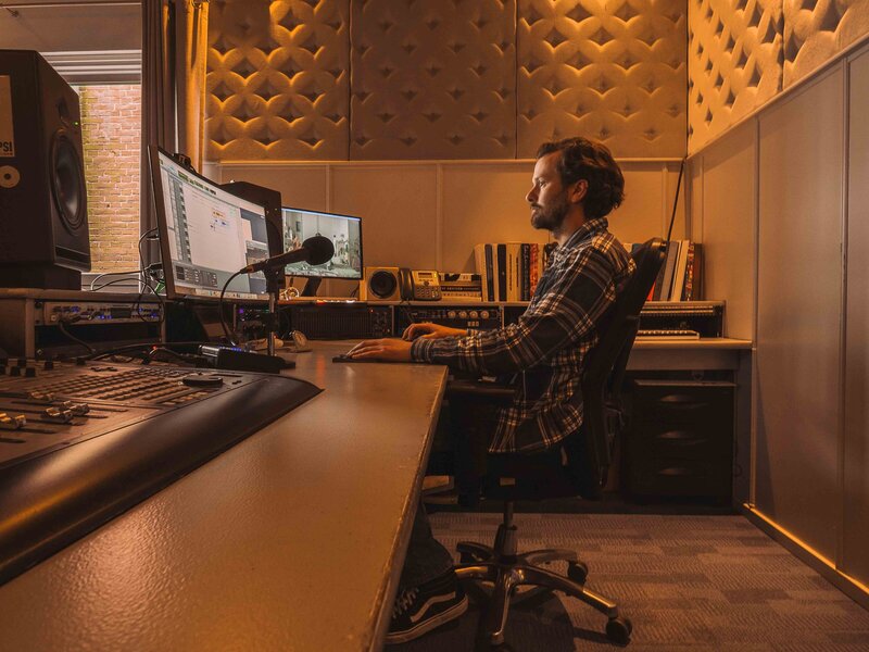 Earforce-Geluidsstudio-Amsterdam-Audio-Post-Voiceover-Geluidsproducties-muziek-podcast-webinar-studio-1-soundengineer