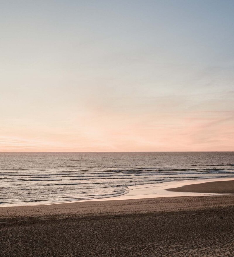 Coucher de soleil sur une plage de Nouvelle-Aquitaine, en France – un paysage doux et doré pour inspirer les amoureux du bord de mer