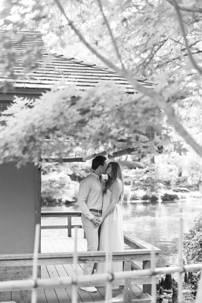 Fort-Worth-Botanic-Gardens-Engagement-Session-Chirstian-Wedding-Photographer-Kortney-Boyett06