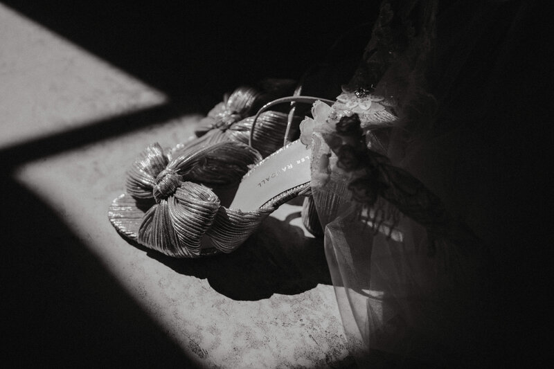 Documentaire fotografie in de sloppen van Colombia. Twee kinderen hand in hand.