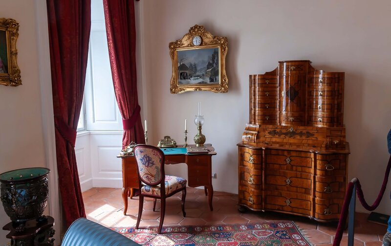 hertiage-appraisals-antiques-furniture-wooden-bedroom-set