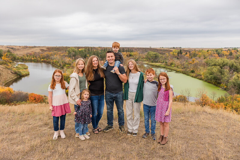 2023 krystal moore photography moose jaw fall family with river-8