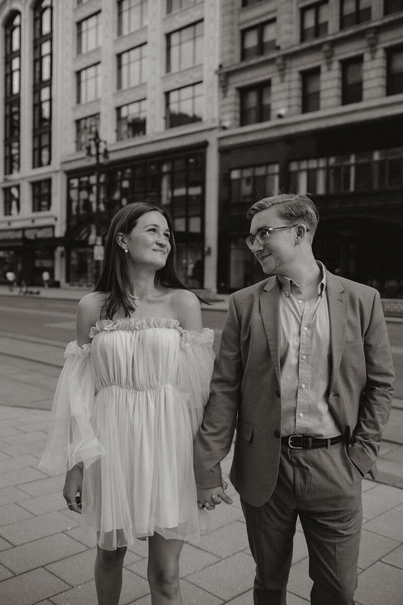 Downtown-Detroit-city-urban-engagement-photos-elopement-style-natalie-aaron-molly-grunewald-photography-17