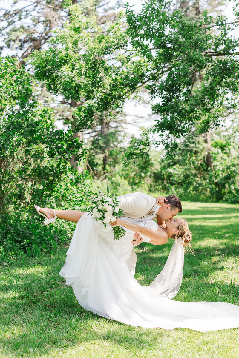 traverse-city-wedding-photographer-couple-dip-kiss-photo