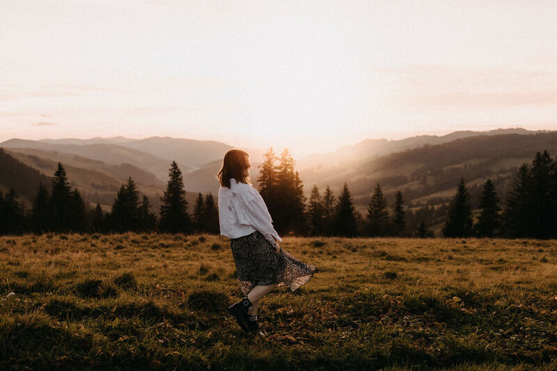 Personal Branding Foto einer Frau bei Sonnenuntergang mit Blick auf Berge

