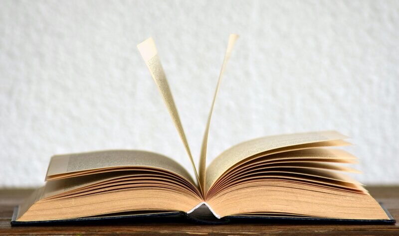 Un livre grand ouvert posé sur une table