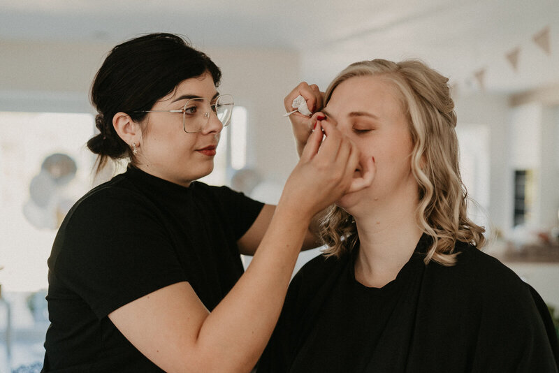 Jolien De Meutter - MUAH Antwerpen -Glamora bridal styling, feestmake-up en kapsels. Make-up artist Antwerpen. Haar kleuren, krullend haar kapsalon Antwerpen. MUAH aan huis.