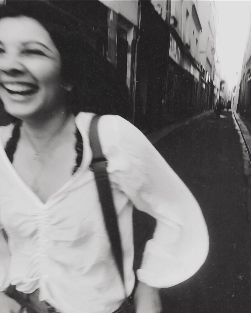 Ashlyn web designer running in Paris
