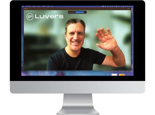 Segelyacht von oben auf dem Meer in tükisblauen Wasser und vier Menschen auf Luftmatratzen im Wasser