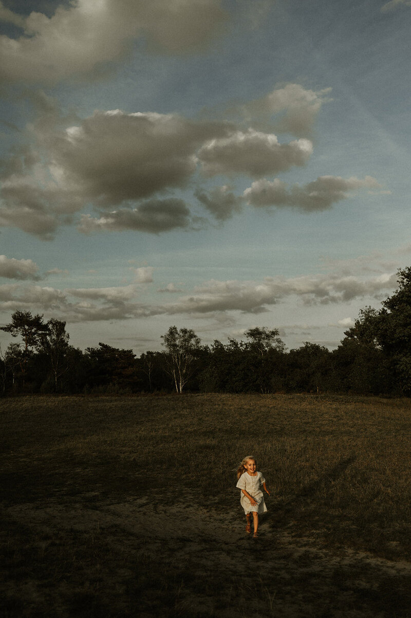 Gezinsfotografie in Nijlen tijdens golden hour – pure, spontane momenten vastgelegd in de heide.