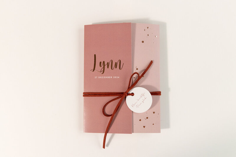 Roze-geboortekaartje-Lynn-met-koperfolie-en-label