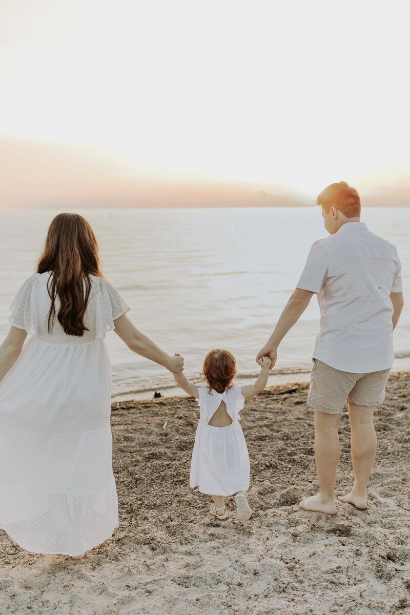 Buffalo, NY lifestyle family session at Woodlawn Beach State Park in Hamburg, NY. Courtney Broska Photography.
