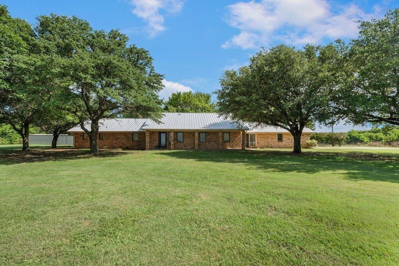 3 bedroom home on 1 acre for sale Era ISD