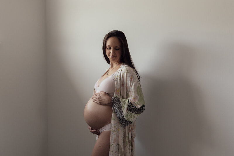 indoor maternity photoshoot