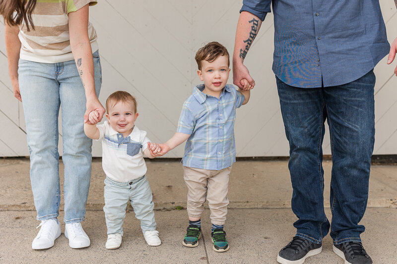 2024-krystal-moore-photography-moose-jaw-white-wall-family-17
