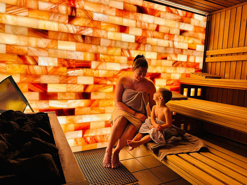Mutter mit kind in der Sauna