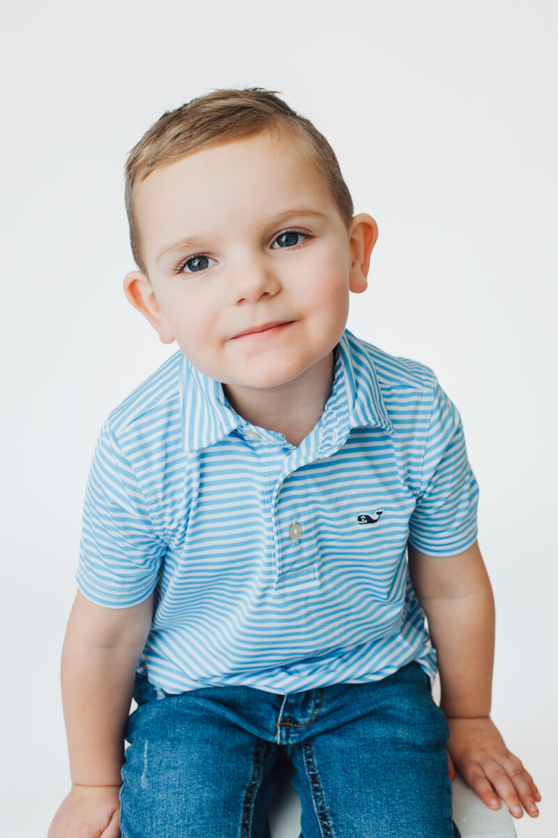 playful-childhood-portrait-blackandwhite-whiletheyarelittle-004