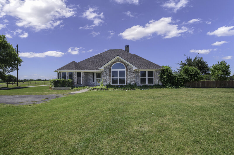 3012 sq foot home in Sanger Texas for sale on 2.4 acres