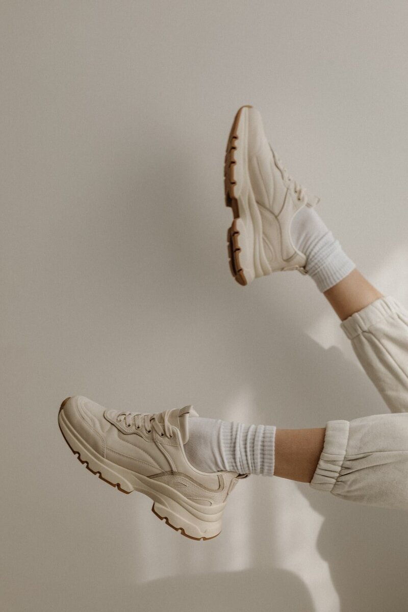 kaboompics_simplistic-sophistication-a-fashion-photoshoot-with-a-stunning-model-in-neutral-minimalist-outfits-30864-min