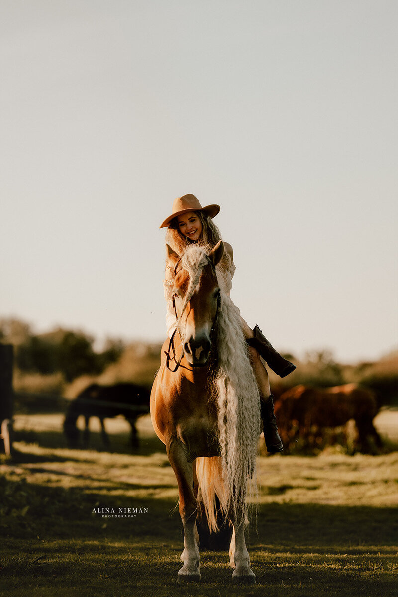 Cowgirl thema tijdens de fotoshoot samen met je paard. Fotoshoot samen met je paard door heel Nederland.