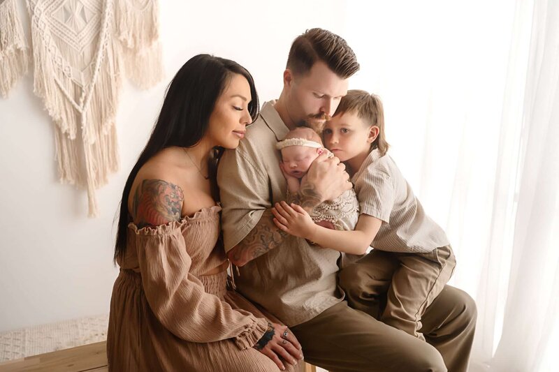 newborn-family-photography-studio-lifestyle-paula-goforth