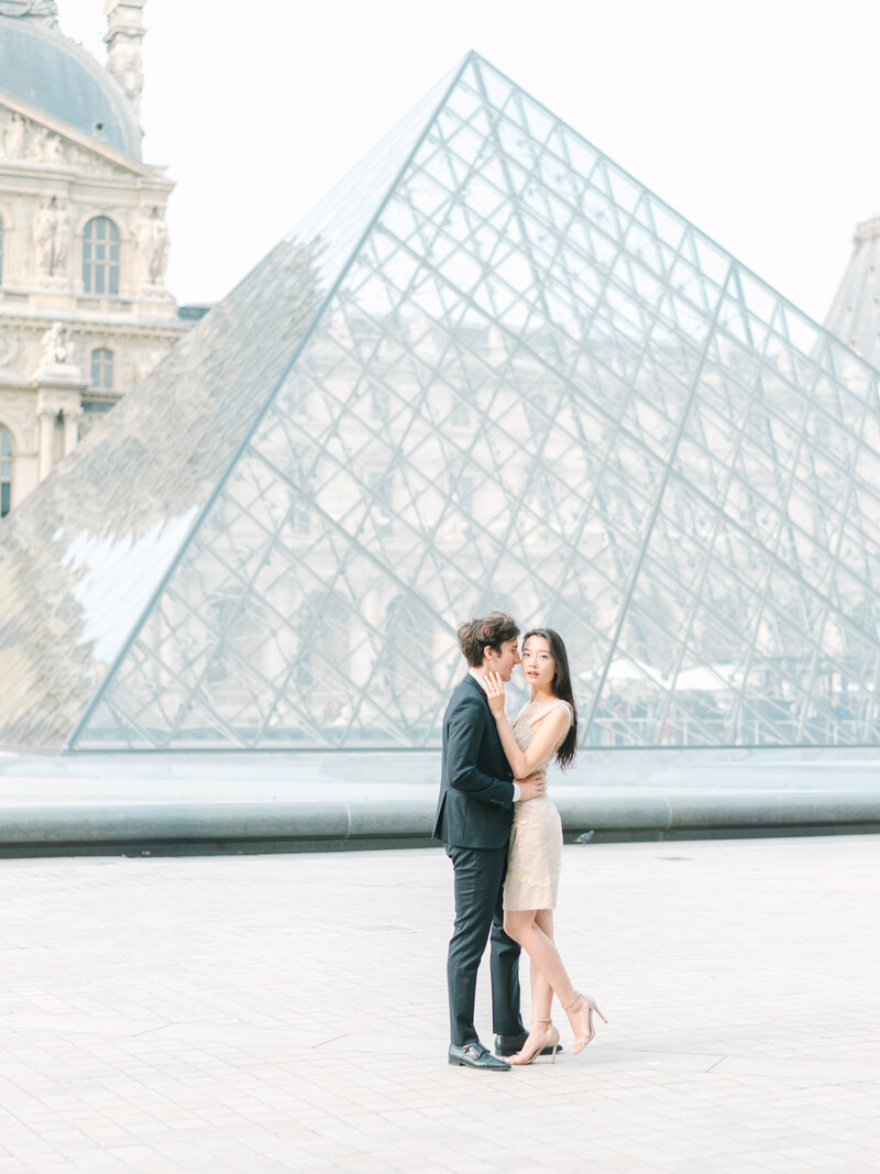 The couple in front of the pyramid of the Louvre museum, Pre wedding photography