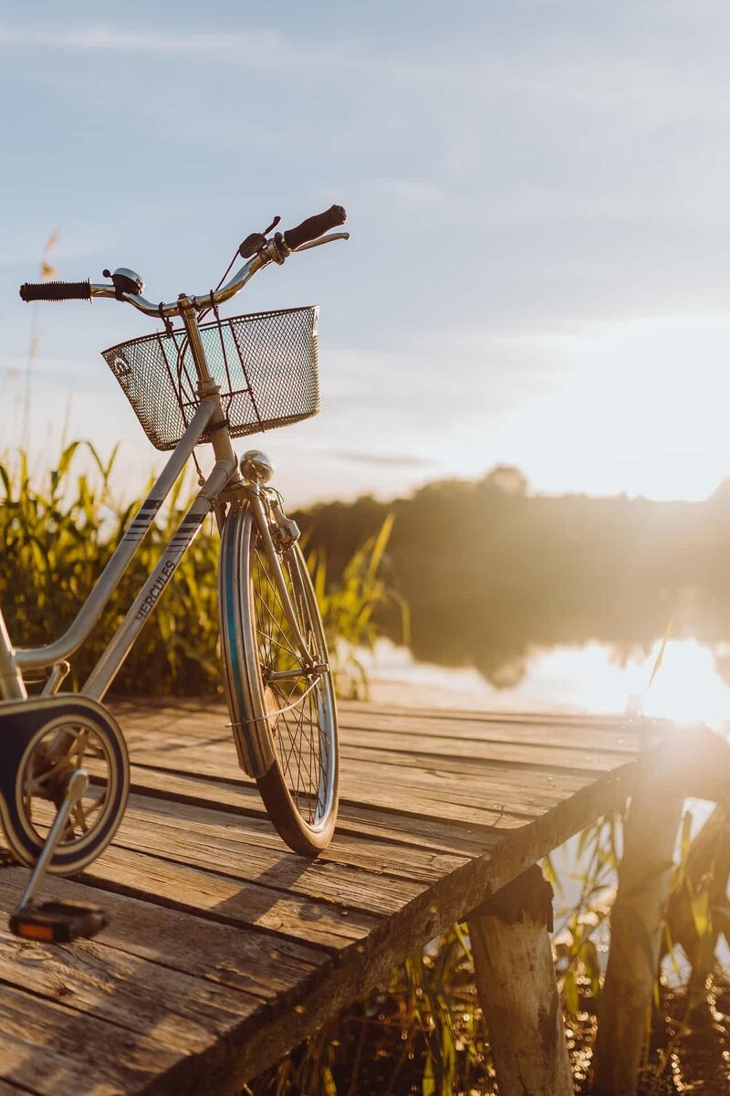kaboompics_bicycle-with-basket-on-the-pier-in-bright-sunset-light-8042