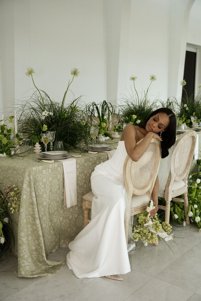 Bride with tablescape at Milwaukee Art Museum