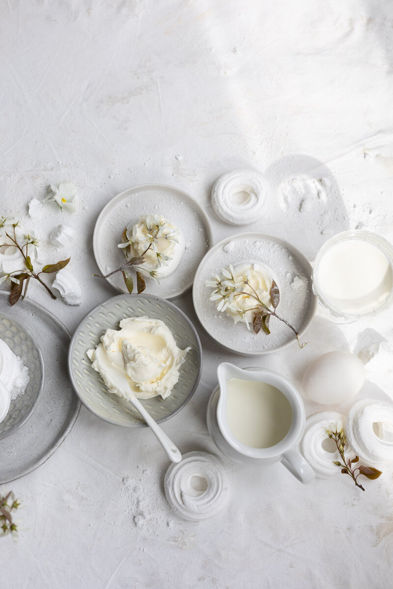 Monochrome food foto met meringue, slagroom, eieren, melk, veel schaaltjes en bloesem van krentenboom. Food fotografie vrij werk door Dorien Paymans | Studio Ensō Groningen ©