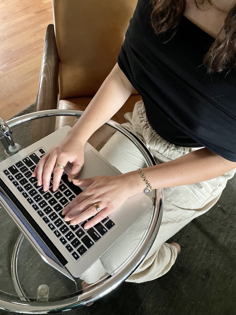 freelance-copywriter-working-from-home-laptop