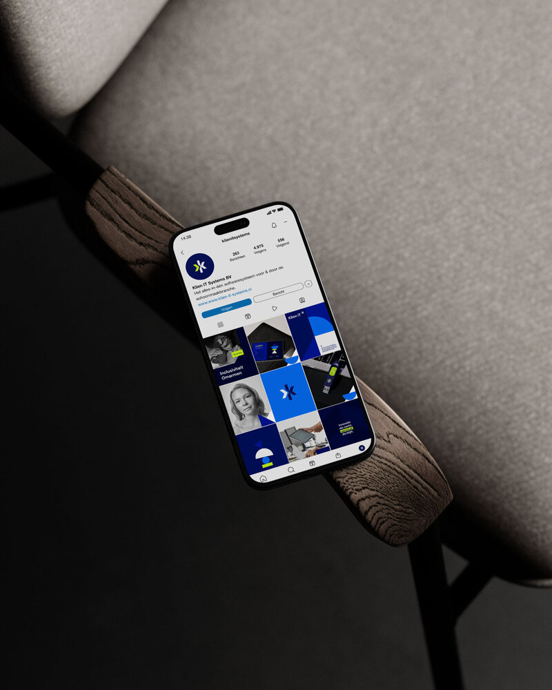 Mobiele weergave van het Instagramaccount van Klien IT Systems met een strak gridontwerp, opvallende kleuren en herkenbare visuele stijl.