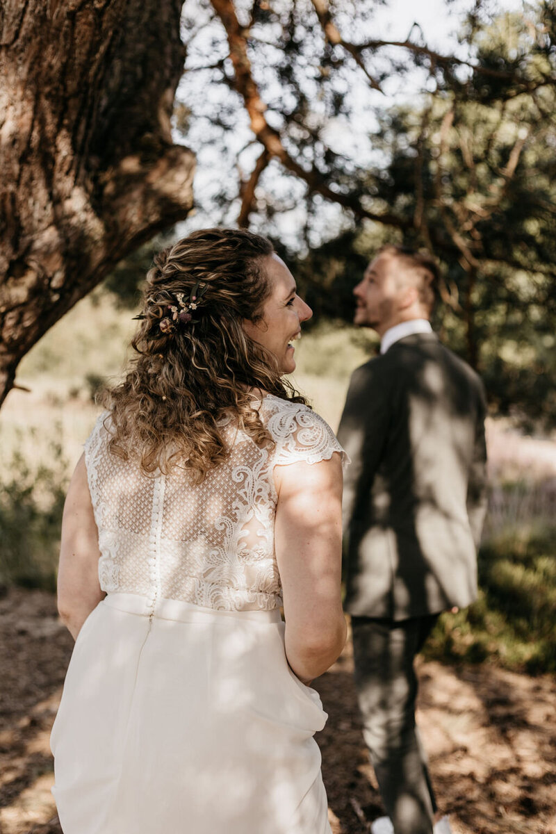 Johannes & Sanne tijdens hun bruiloft in  Drenthe