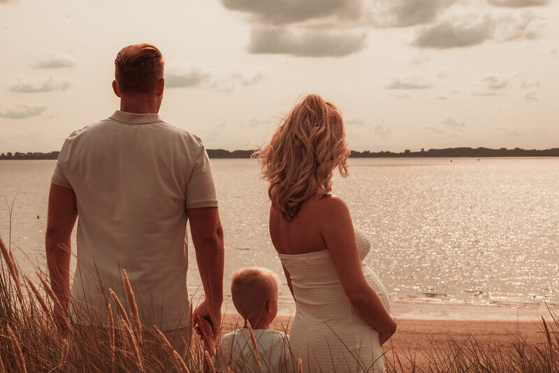 Man en een vrouw verliefd op de foto tijdens fotoshoot in Nissewaard