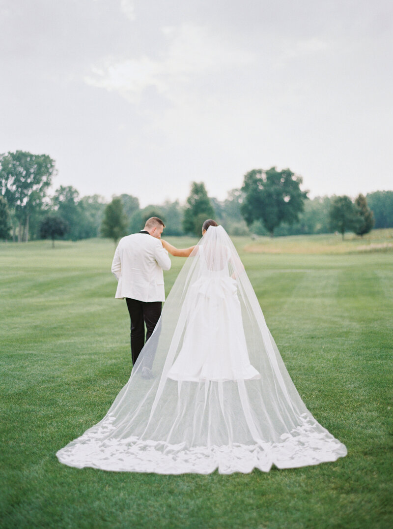 How To Get Stunning Veil Photos- Two Things to Remember - Showit Blog