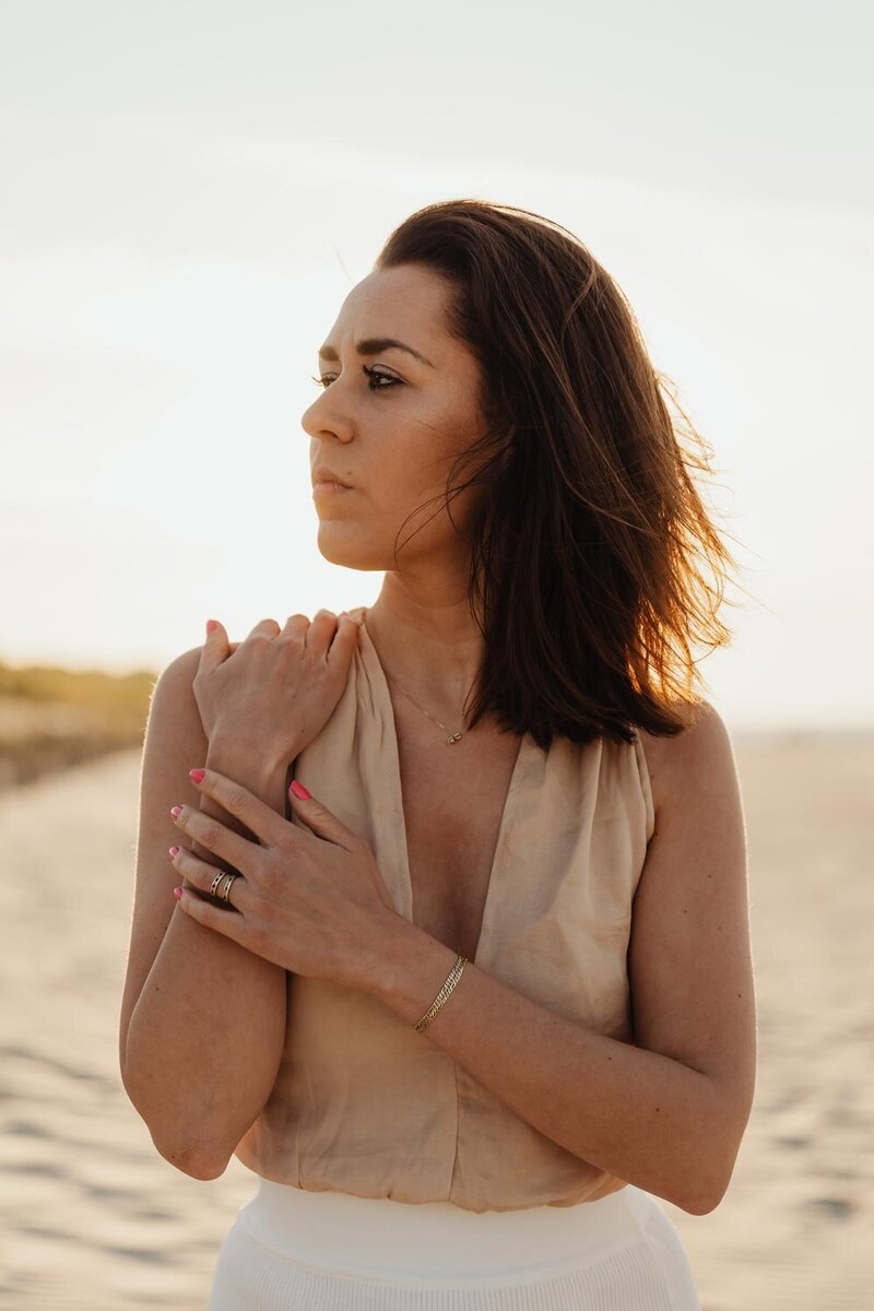 kaboompics_young-stylish-woman-poses-on-the-beach-at-sunset-27236