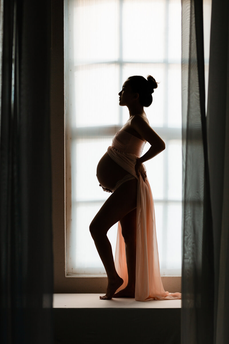 silhouette-maternity-photo