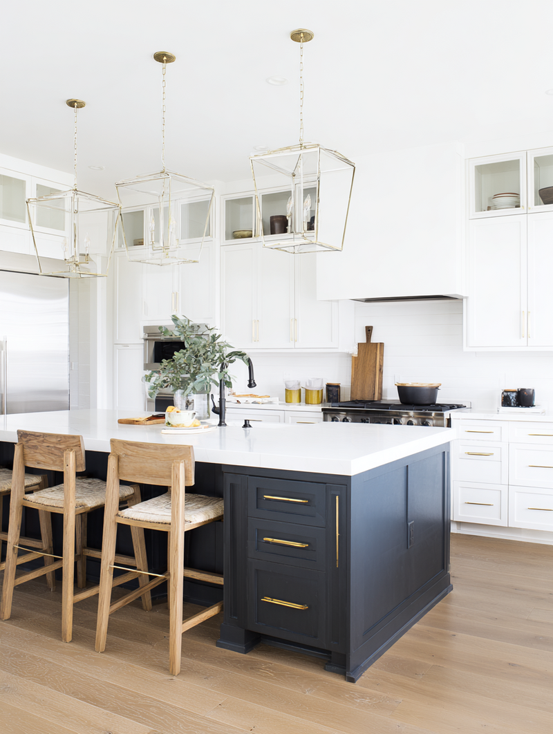 krista5123_modern_farmhouse_kitchen_two-tone_cabinetry_brass__621b95de-ee3c-48ea-a627-0771a1637c11_1