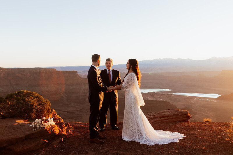 bride and groom getting married at dead horse state park in moab utah